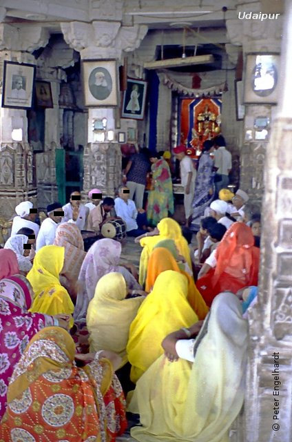 Während unseres Besuches in dem Jainu-Tempel in Udaipur wurde gerade eine religiöse Zeremonie abgehalten.